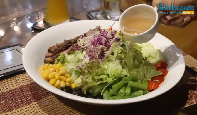 Nững lý sinh tố, đĩa salad đều được lấy nguyên liệu trực tiếp ngay tại quán.