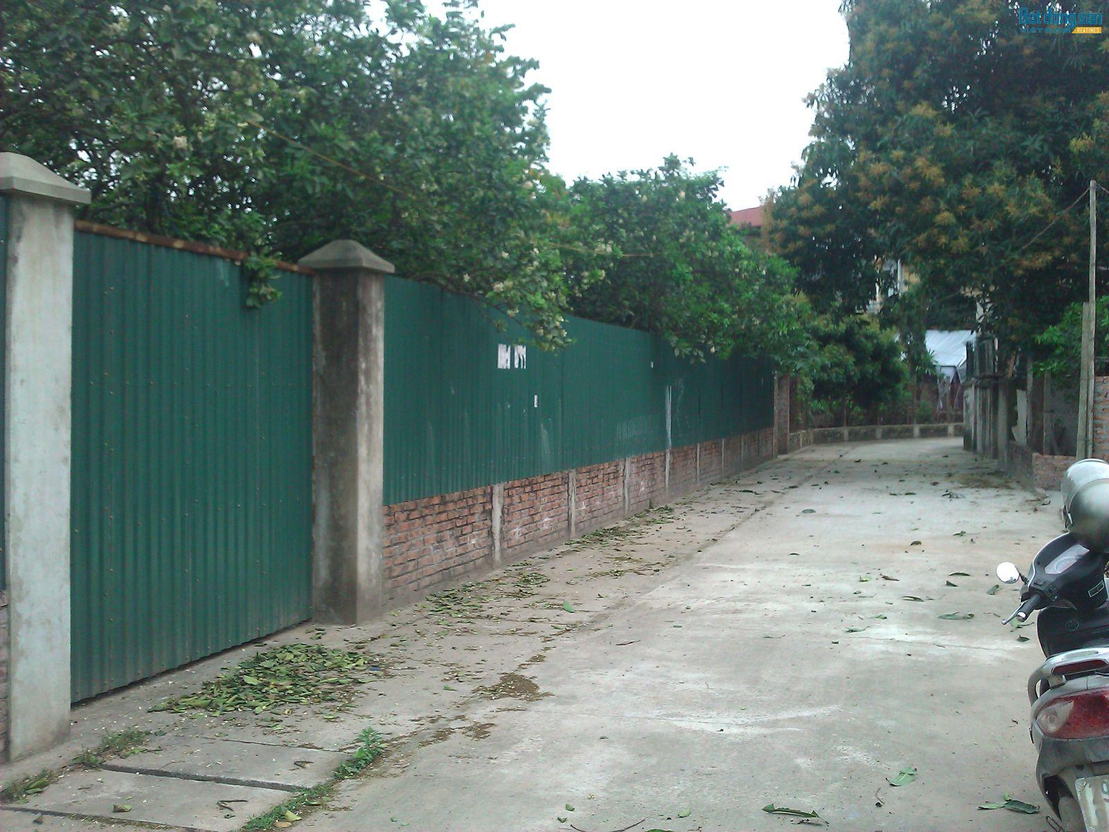 Đất xen kẹt tại cổng làng Hoàng Xá, Quận Bắc Từ Liêm, Hà Nội.