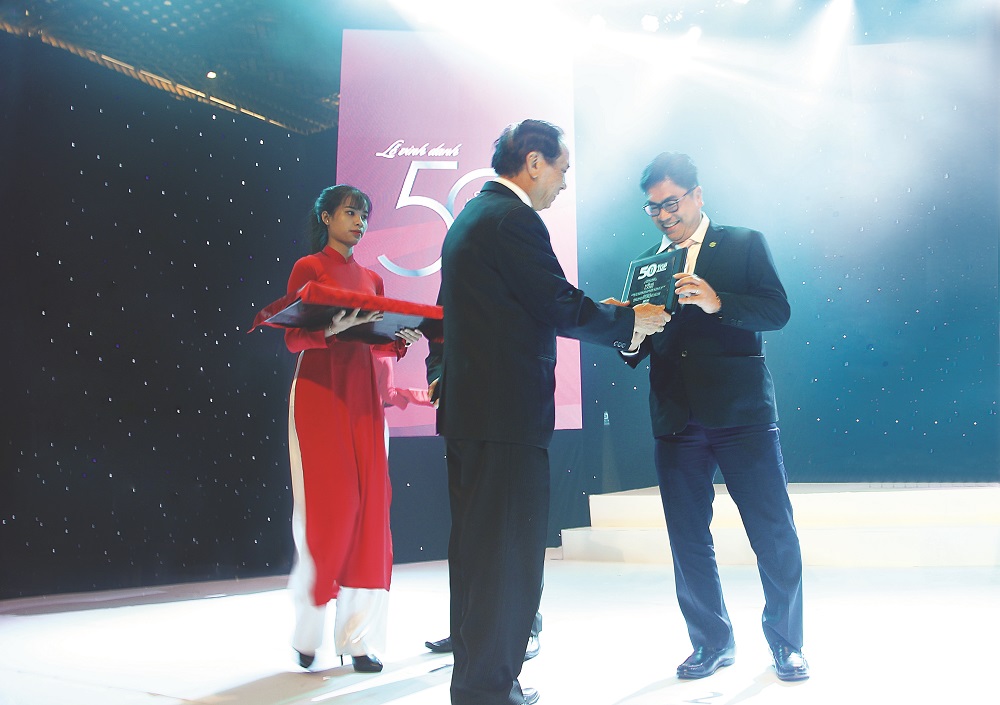 Ông Bùi Xuân Huy - Tổng giám đốc Tập đoàn Novaland nhận chứng nhận Top 50 công ty kinh doanh hiệu quả nhất Việt Nam.
