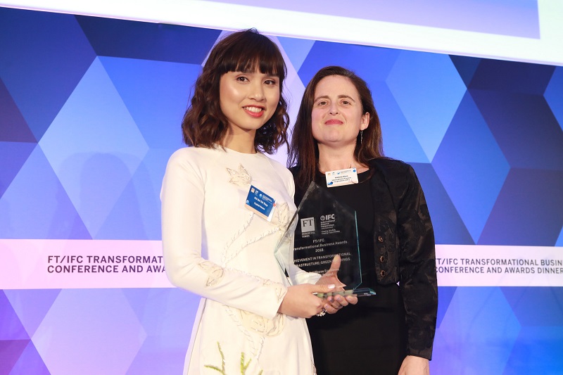 Bà Đỗ Thùy Chi – Phó Chủ tịch HĐQT Capital House lên nhận Giải thưởng Transformational Business Awards.