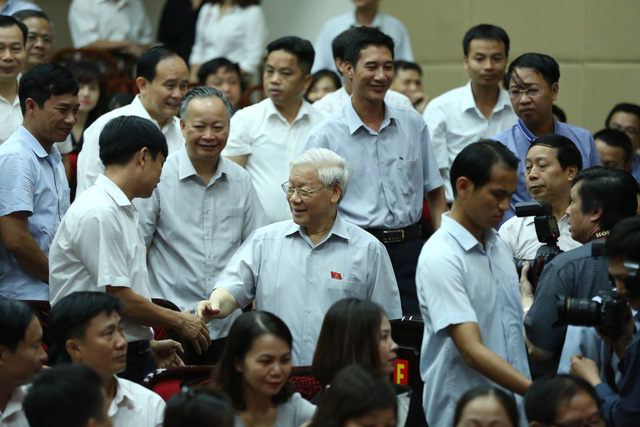 Tổng Bí thư Nguyễn Phú Trọng tiếp xúc cử tri quận Thanh Xuân sau kỳ họp Quốc hội.