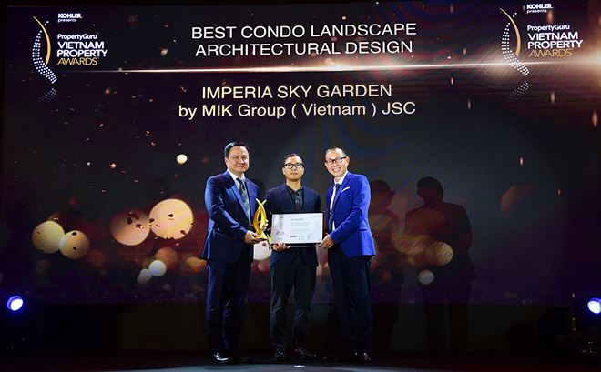 Tổng giám đốc MIKGroup Nguyễn Vĩnh Trân (ngoài cùng bên trái) nhận giải thưởng cho Dự án Imperia Sky Garden.