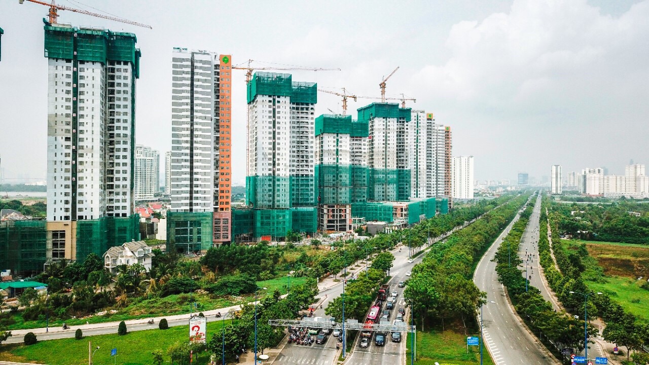 The Sun Avenue có vị trị nổi bật trên mặt tiền đại lộ Mai Chí Thọ, Q.2, đang thay đổi diện mạo từng ngày để trở thành một điểm nhấn ấn tượng về kiến trúc tại phố Đông Thành phố.