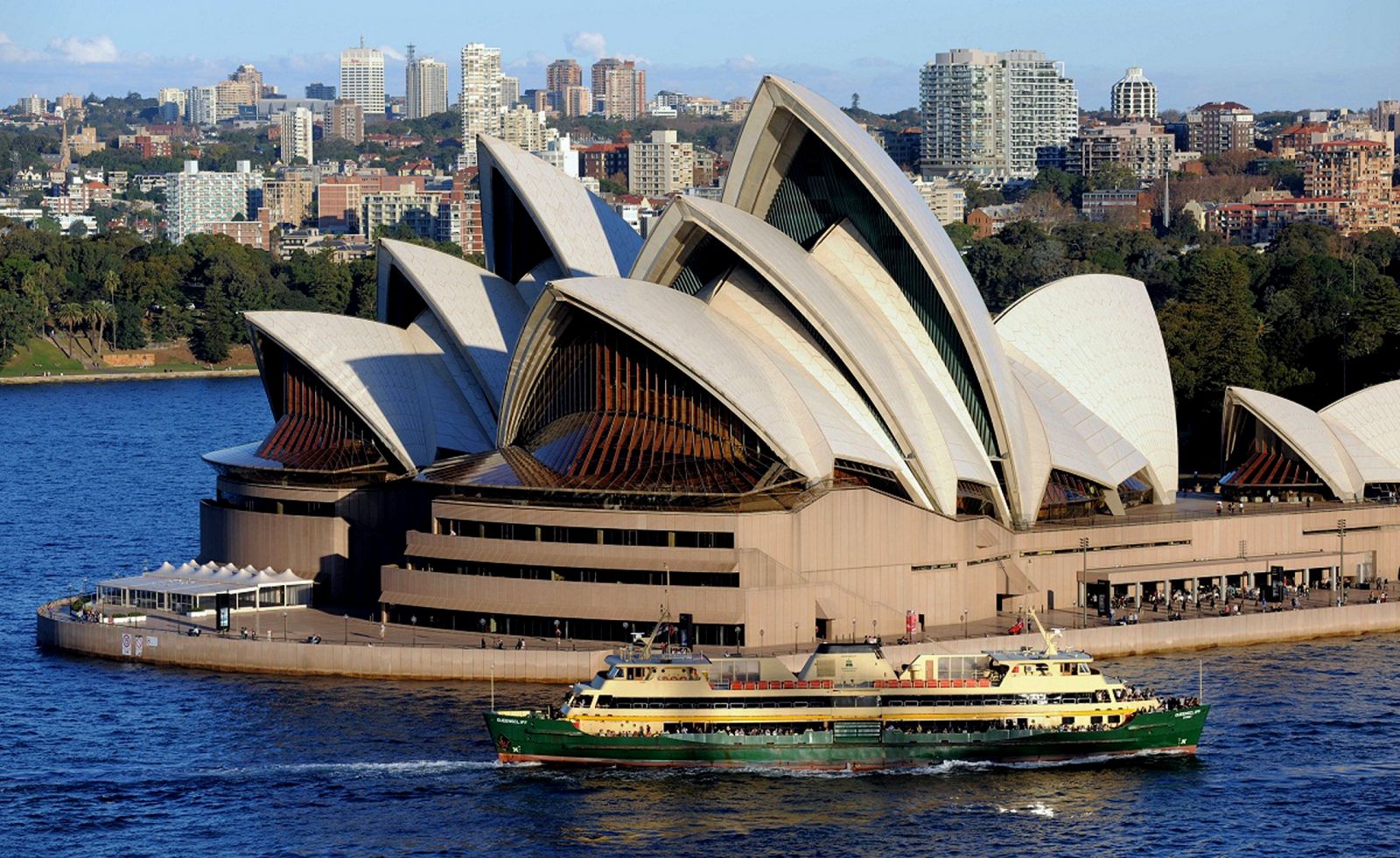 Nhà hát opera Sydney ở bang New South Wales (Australia) có mái như những vỏ sò trên cát.