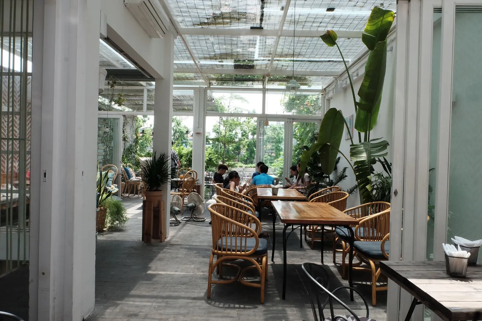 Nằm ở địa chỉ số 317 Nguyễnp/Khang (Cầu Giấy, Hà Nội), Cup of Tea Café là một điểm đến yêu thích của các bạn trẻ mê check - in.