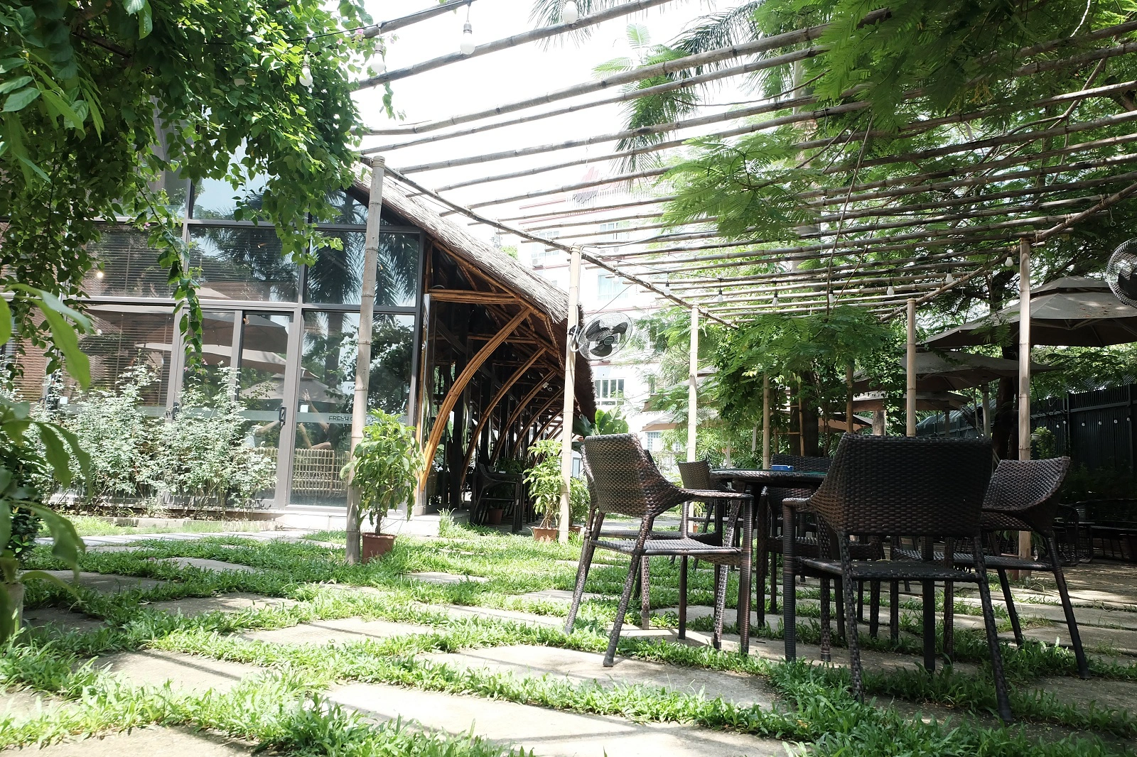 Đúng như tên gọi, Fresh Garden Cafe (168 Nguyễn Khánh Toàn, Cầu Giấy, Hà Nội) đã đưa khách hàng đến với một khu vườn ngập tràn sắc xanh, từ tường bao đến nền sân cỏ.