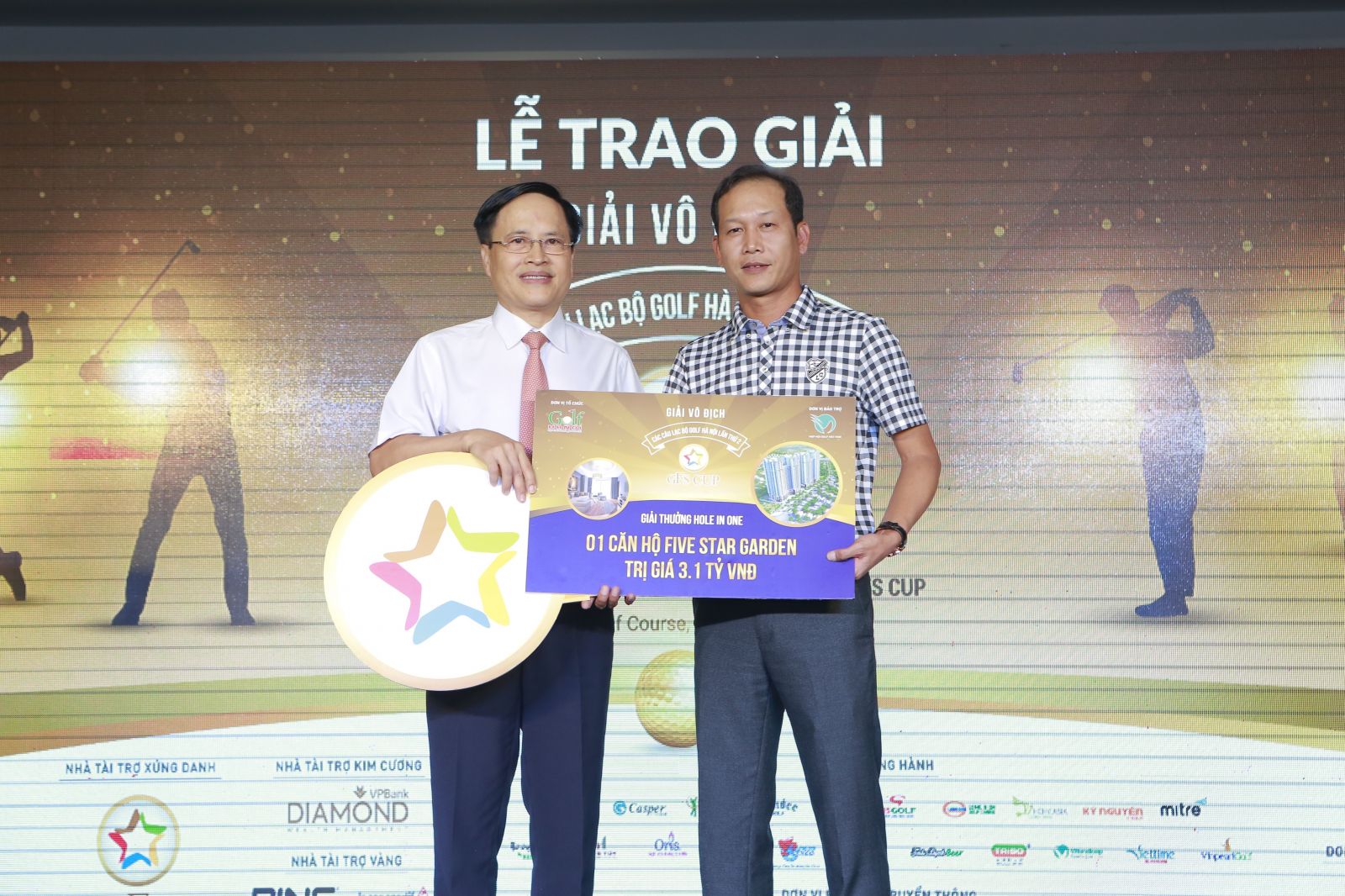 Ông Phạm Thành Công, Chủ tịch Tập đoàn GFS, nhà tài trợ xứng danh của Giải, trao giải Hole-in-One cho golfer Ngô Văn Dũng (bên phải).