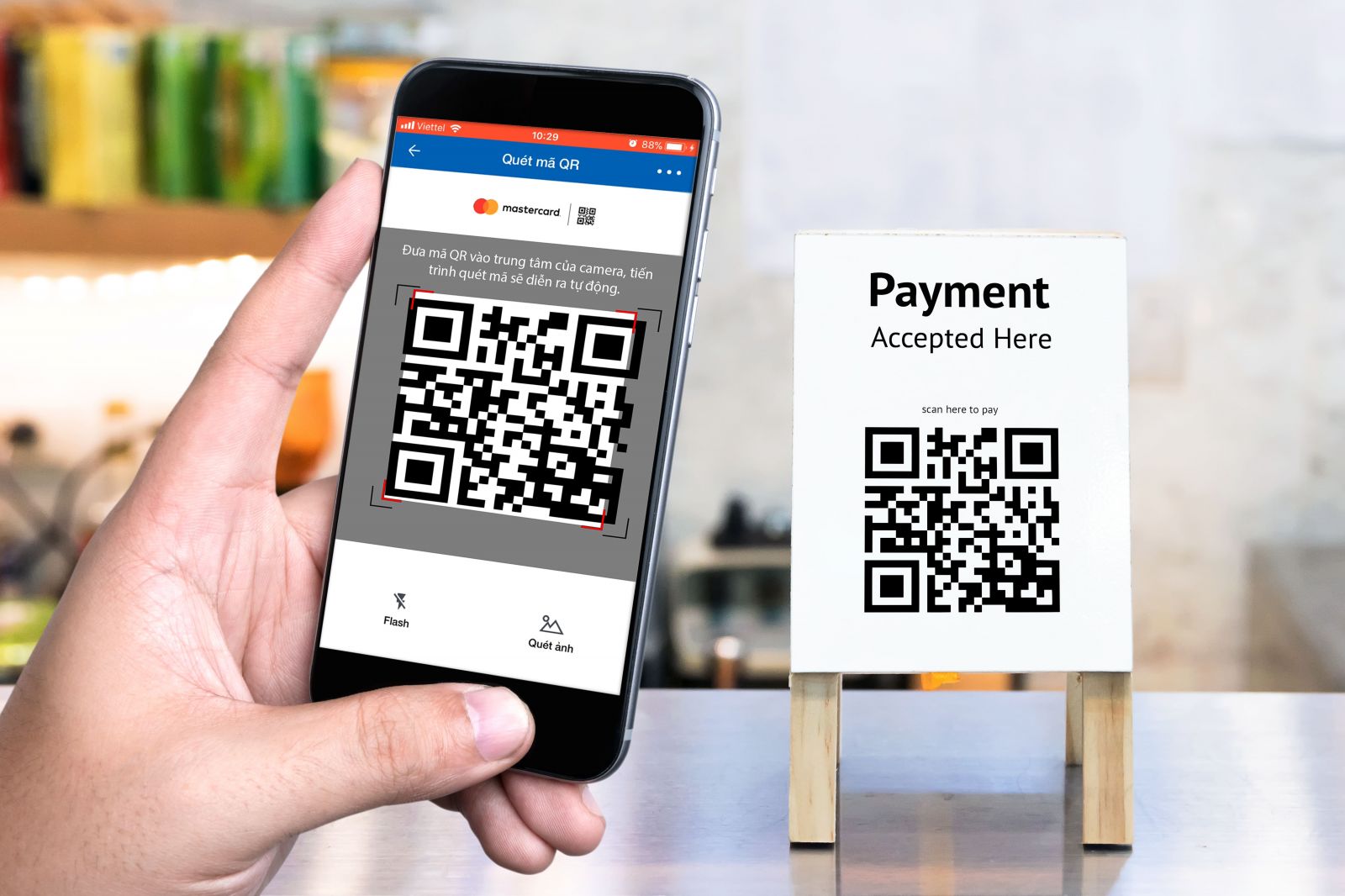SCB QR Easy - phương thức thanh toán thông qua mã QR trên ứng dụng Mobile Banking bằng nguồn tiền từ Tài khoản thanh toán hoặc từ Tài khoản thẻ tín dụng quốc tế Mastercard.