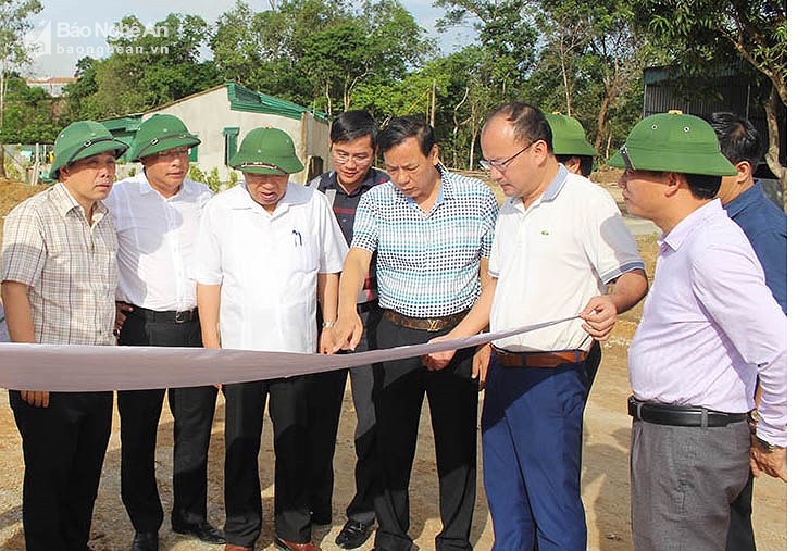 Chủ tịch UBND tỉnh Nguyễn Xuân Đường đã trực tiếp đi kiểm tra tiến độ thực hiện Dự án. (Ảnh: Thanh Bình)
