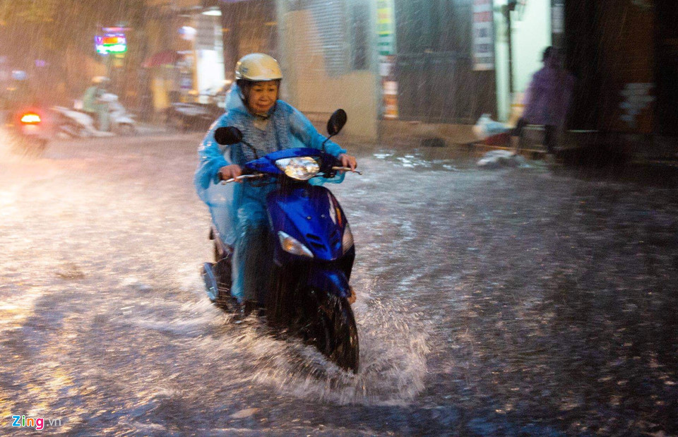 Nhiều tuyến phố chìm trong biển nước, gây ách tắc giao thông. Ảnh: Việt Linh.
