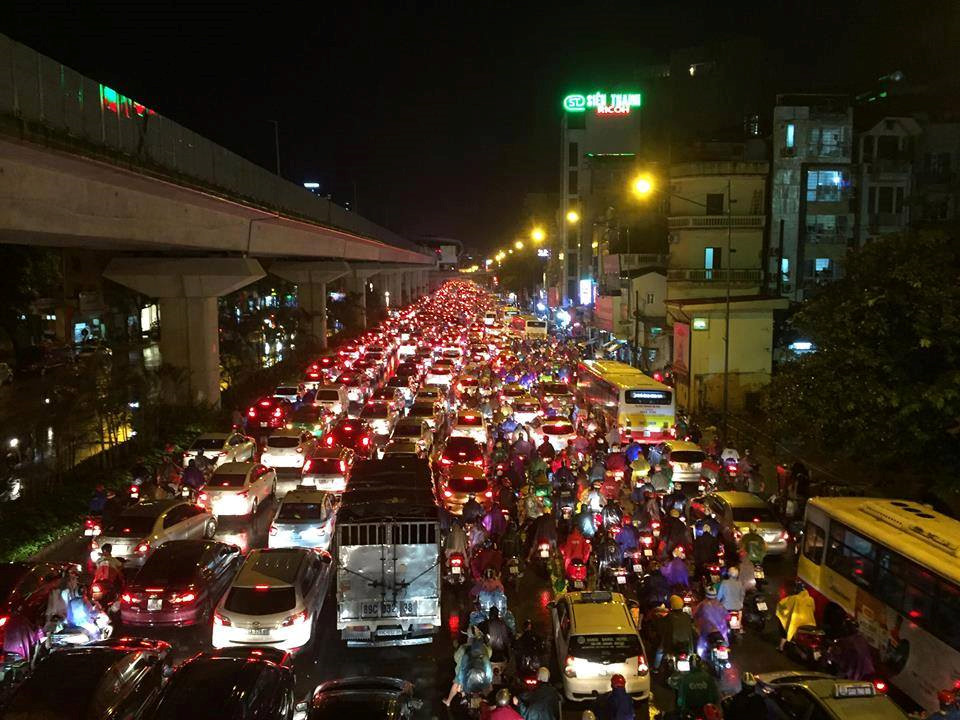 Cảnh tắc đường kéo dài trên đường Nguyễn Trãi, hướng từ nội thành ra. Theo các tài xế, họ đã phải chôn chân dưới mưa cả hơn một giờ đồng hồ. Ảnh: Thanh Bình.