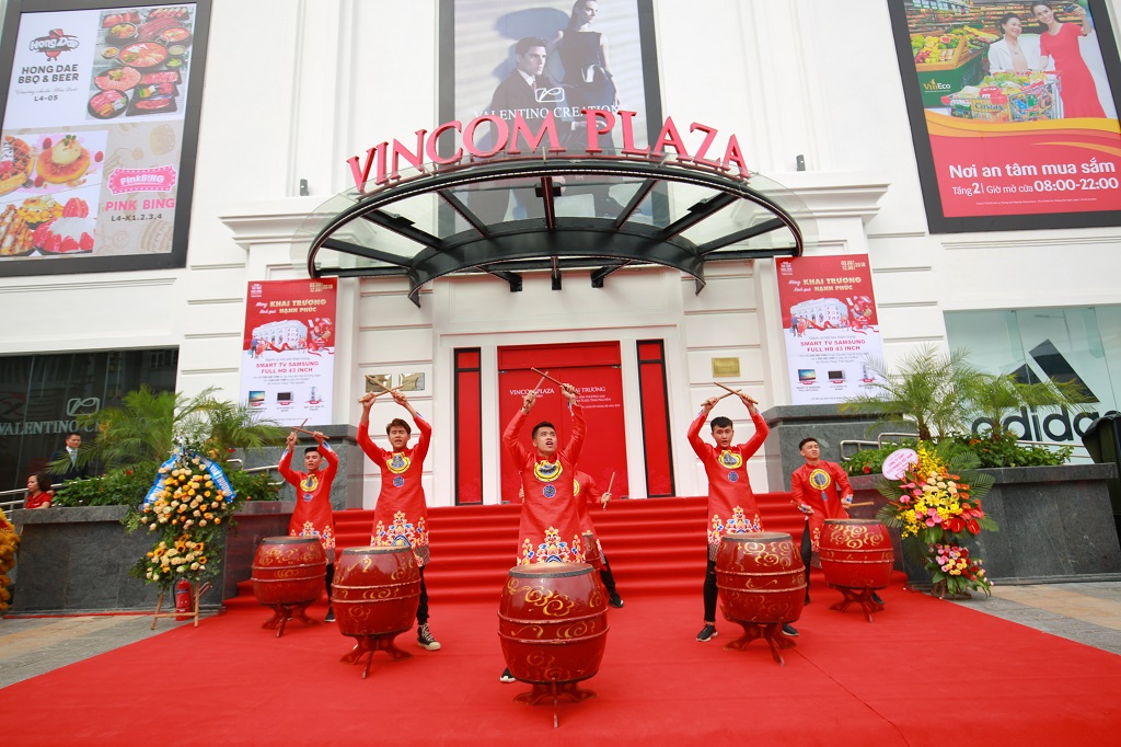 Màn biểu diễn trống hội sôi động mở màn lễ khai trương TTTM Vincom Plaza đầu tiên tại Thái Nguyên.