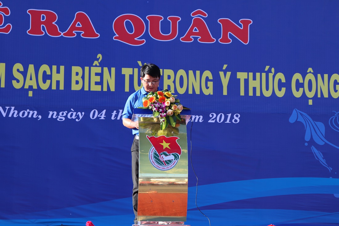 Ông Lương Đình Tiên, Phó Bí thư Hội LHTN Việt Nam tỉnh Bình Định phát biểu khai mạc lễ ra quân.