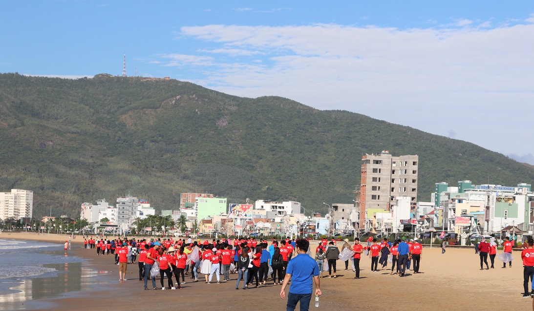 Các tình nguyện viên nhanh chóng tỏa ra làm sạch bãi biển.