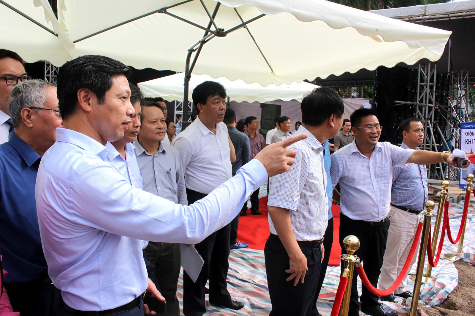 Đại diện Công ty CP Đầu tư Văn Phú – Invest giới thiệu về công nghệ nghiền, tái tạo chất thải rắn áp dụng cho Dự án Grandeur Palace - Giảng Võ.