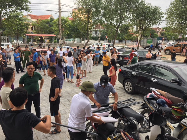 Đông đảo cư dân Bảo Sơn Complex, số 126 đường Nguyễn Sách, TP Vinh yêu cầu Công ty CP Tập đoàn Bảo Sơn đối thoại, trả lời cư dân, làm rõ việc vi phạm hợp đồng đã cam kết.