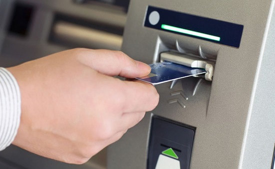 NHNN yêu cầu các ngân hàng giảm hạn mức rút tiền từ 23h đến 5h để phòng rủi ro thanh toán thẻ.