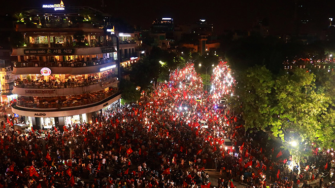 Hàng vạn người hâm mộ xuống đường ăn mừng chiến thắng lịch sử ASIAD 2018.