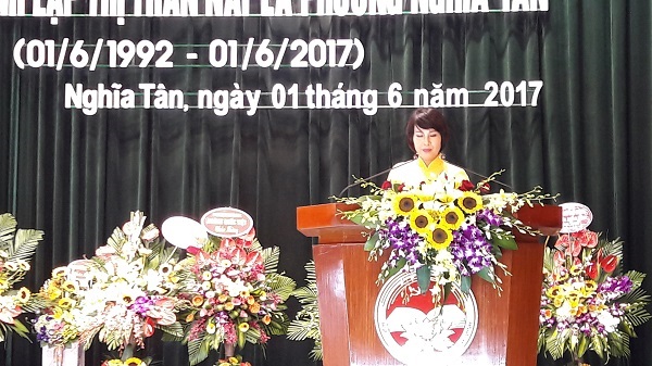 Chủ tịch UBND phường Nghĩa Tân, Vũ Thị Thủy phát biểu tại Lễ kỷ niệm 25 năm ngày thành lập phường.