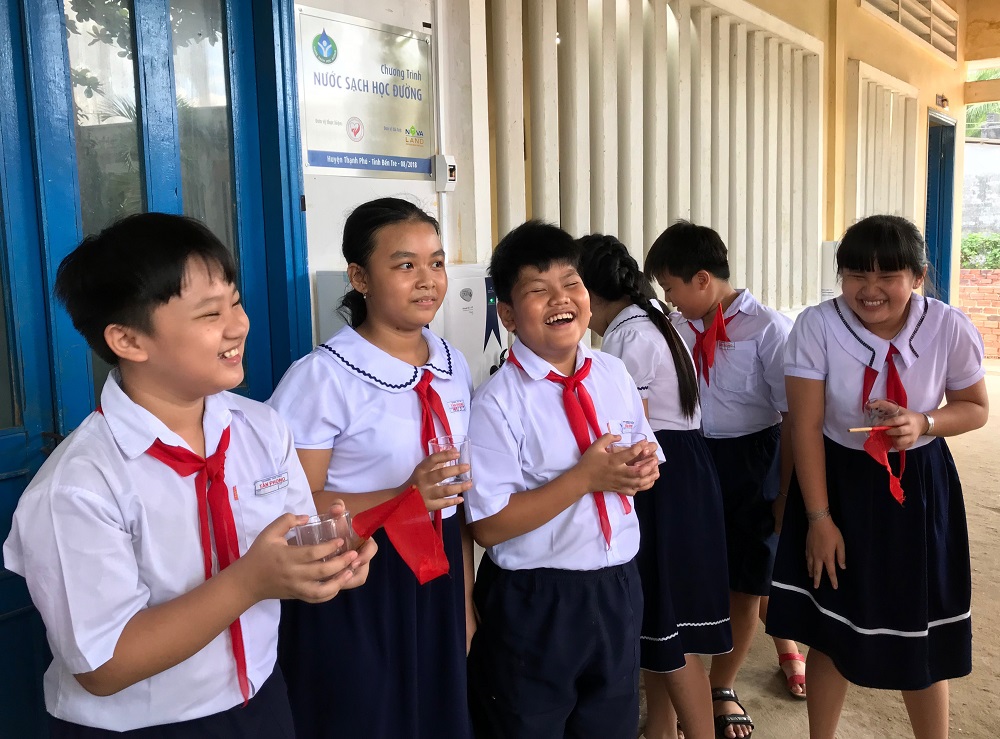 “Nước sạch học đường” mang niềm vui lớn đến khoảng 20.000 học sinh và giáo viên tại huyện Thạnh Phú, tỉnh Bến Tre.