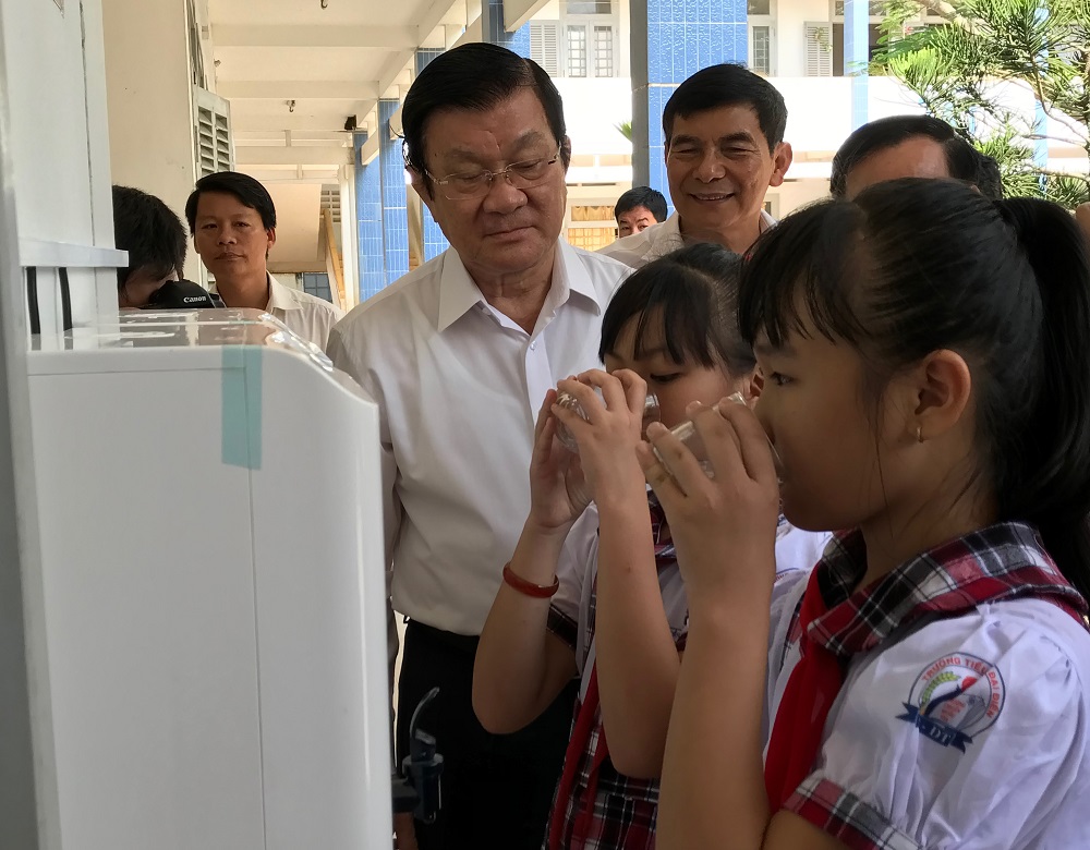 Nguyên Chủ tịch nước Trương Tấn Sang vui mừng chứng kiến hệ thống nước uống sạch được hoàn thành trước năm học mới.