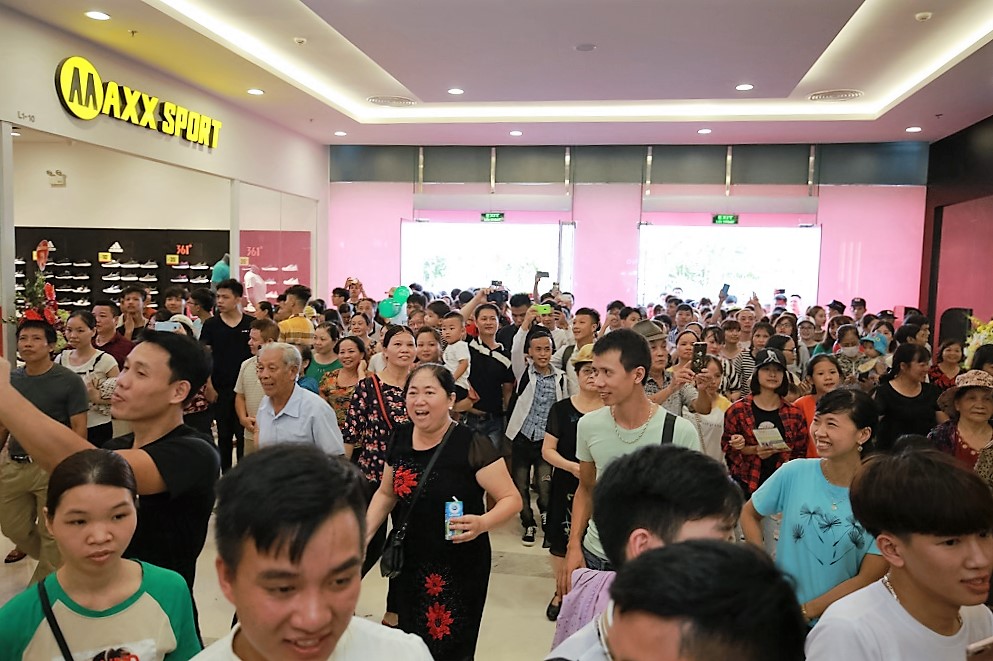 Hàng nghìn người dân Bắc Ninh háo hức trải nghiệm Vincom Plaza Lý Thái Tổ ngay sau giờ khai trương.