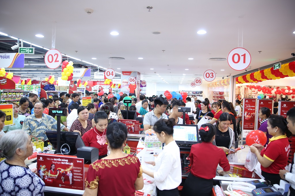 Siêu thị Vinmart tại Vincom Plaza Lạng Sơn đã tiếp đón hàng trăm khách hàng ngay sau khi mở cửa.