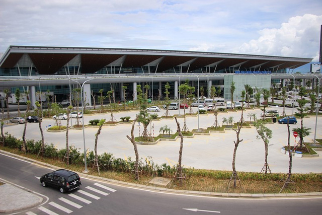 Sân bay Đà Nẵng nằm lọt thỏm trong trung tâm TP. Ảnh: Tấn Việt