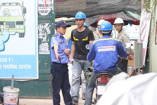 Nhiều công nhân rời khỏi tòa nhà đang thi công trên phố Lương Yên (Ảnh: Đoàn Bổng).
