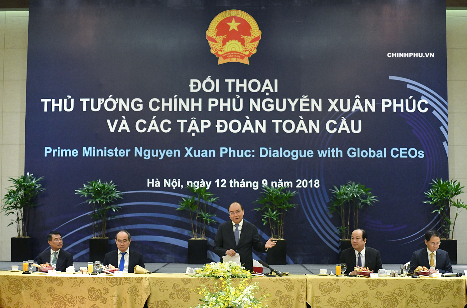 Thủ tướng đối thoại với các tập đoàn toàn cầu. Ảnh: VGP/Quang Hiếu