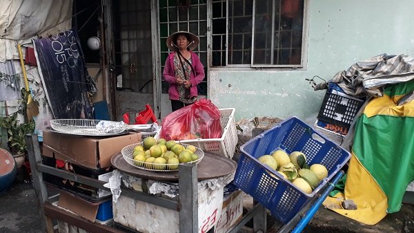 Bà Nhàn nói nếu chuyển lên chung cư thì bà không thể đi buôn ve chai và bán trái cây.