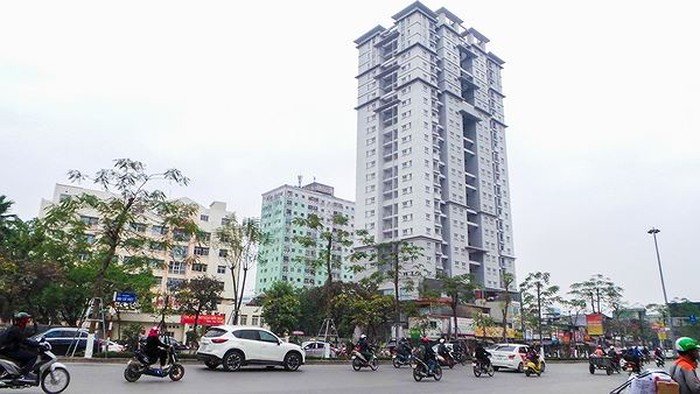 Toà nhà tái định cư 4A Tạ Quang Bửu tọa lạc tại vị trí trung tâm với khu đất “vàng” và được đánh giá một trong những nhà tái định cư đẹp nhất Hà Nội bỏ hoang nhiều năm nay (Ảnh: Tiền Phong).