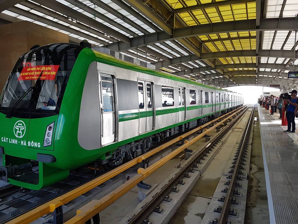 Sáng nay, 5 đoàn tàu tuyến đường sắt đô thị Cát .Linh - Hà Đông chính thức chạy thử