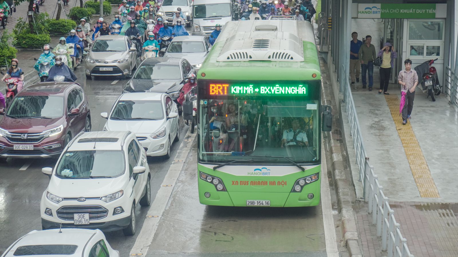 Dòng phương tiện bủa vây BRT trong giờ cao điểm tuyến đường Lê Văn Lương, Tố Hữu.