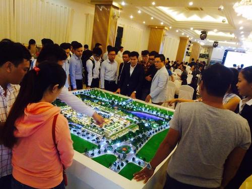 Khách hàng tham khảo mô hình một dự án đất nền tại Bà Rịa - Vũng Tàu.