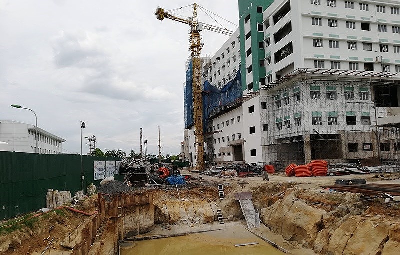 Phía trong đường Hồ Tông Thốc sau khi ngăn cách đã giao cho chủ đầu tư sử dựng xây dựng bệnh viện khu B.