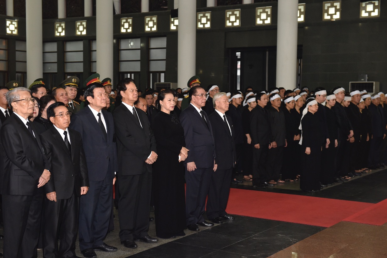 Các đồng chí lãnh đạo, nguyên lãnh đạo Đảng, Nhà nước cùng gia quyến Chủ tịch nước Trần Đại Quang. Ảnh VGP/Nhật Bắc