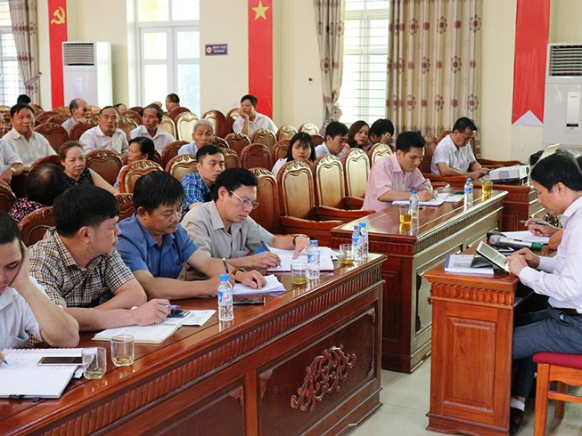 Lãnh đạo UBND TP. Vinh và các sở ngành liên quan đối thoại với người dân về việc đóng đường Hồ Tông Thốc để xây bệnh viện.