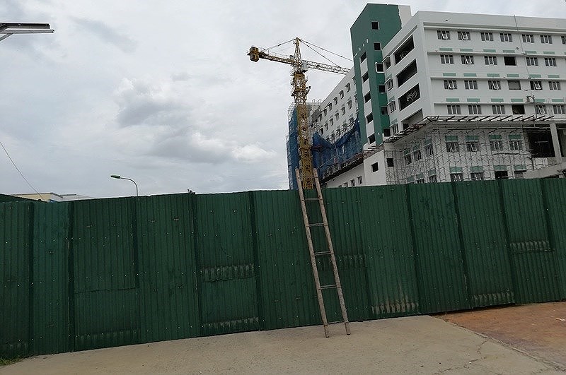 Đường Hồ Tông Thốc bị bịt giữa đường để xây bệnh viện.