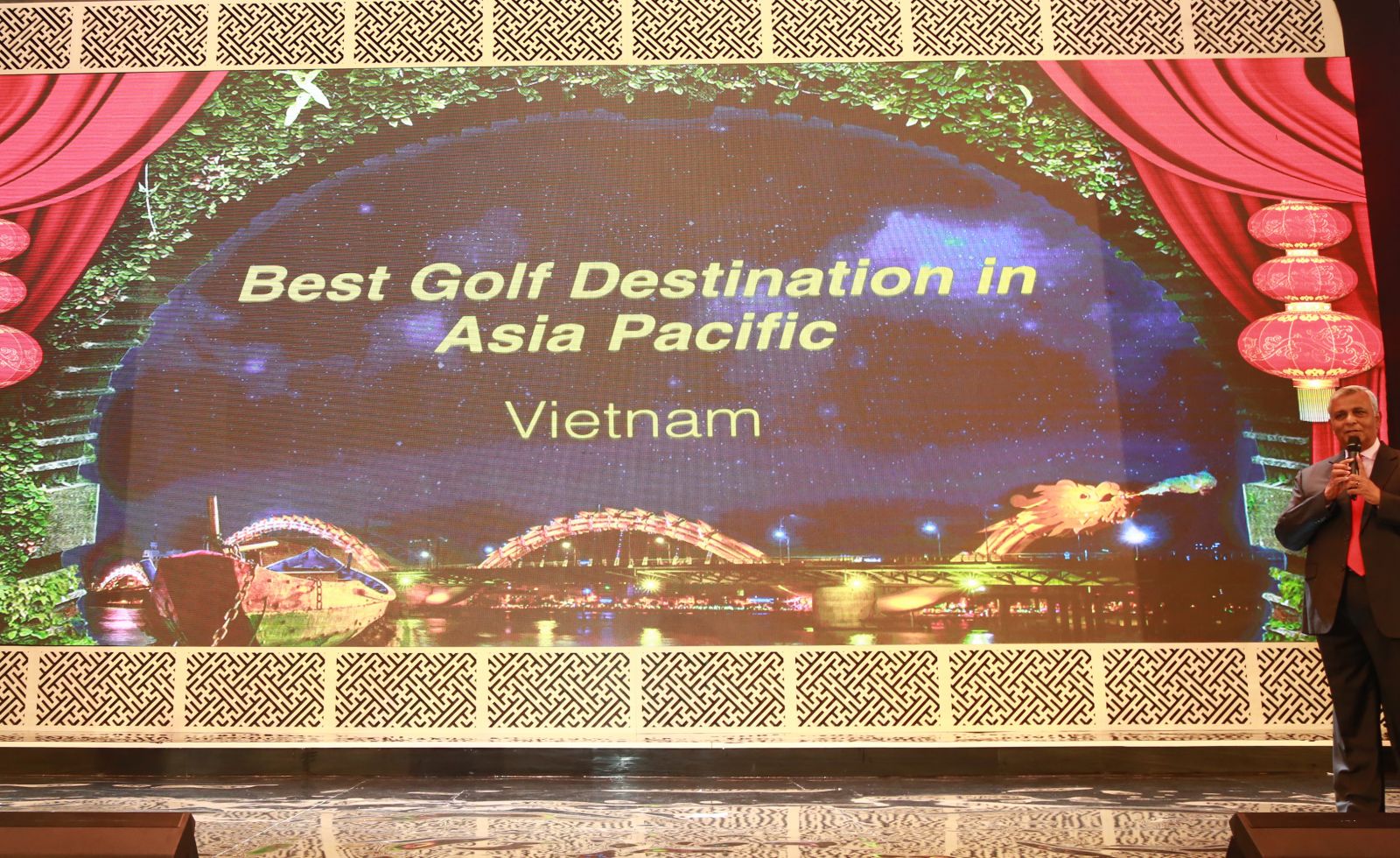 Ông Mike Sebastian - Giám đốc điều hành Tập đoàn golf Châu Á Thái Bình Dương công bố Việt Nam trở thành Điểm đến golf tốt nhất Châu Á Thái Bình Dương (Best golf Destination in Asia Pacific) tại Hội nghị golf Châu Á Thái Bình Dương 2017 Điểm sáng Thái Lan.