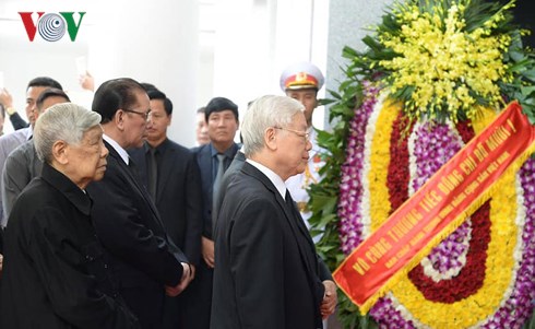 Tổng Bí thư Nguyễn Phú Trọng dẫn đoàn đoàn Ban Chấp hành Trung ương Đảng vào viếng nguyên Tổng Bí thư Đỗ Mười.