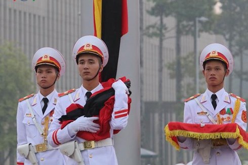 Tại Quảng trường Ba Đình, các sĩ quan thuộc Bộ Tư lệnh Bảo vệ Lăng Chủ tịch Hồ Chí Minh thực hiện nghi thức treo cờ rủ. - Ảnh: VOV