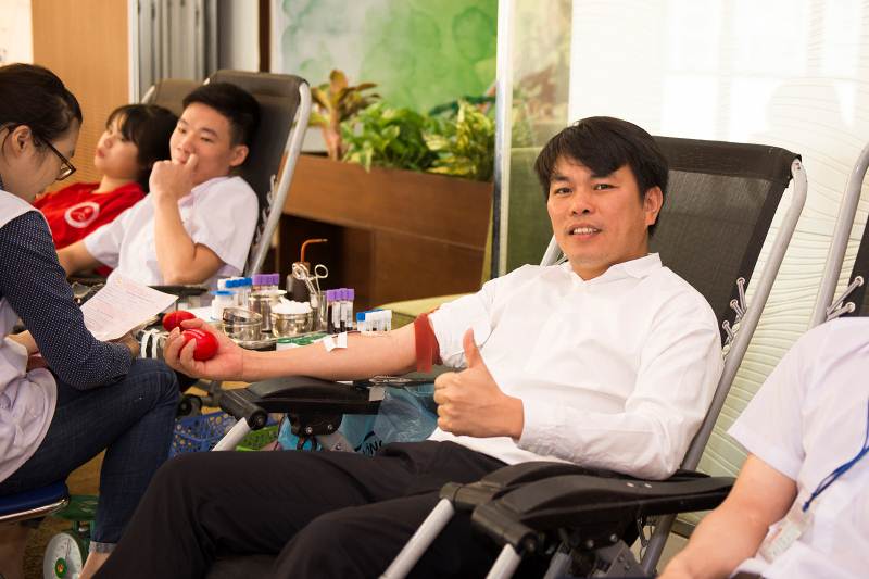 Phó Tổng Giám đốc Cao Văn Kiên có mặt từ rất sớm để tham gia hiến máu.