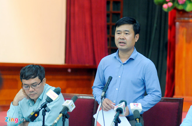 Ông Đỗ Minh Tuấn, Phó chủ tịch UBND huyện Sóc Sơn, trả lời báo chí. Ảnh: Thắng Quang.