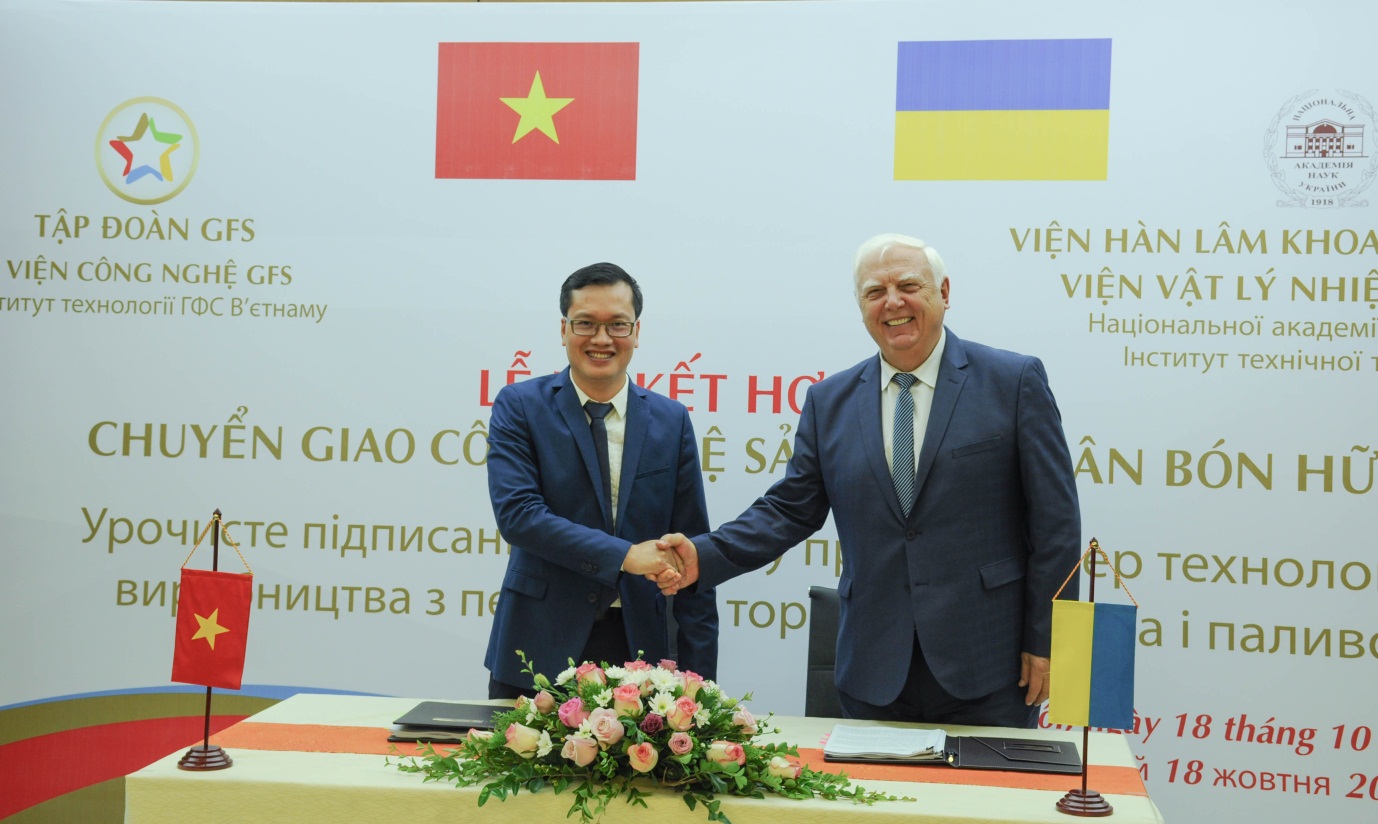 Ông Bùi Xuân Hồi – Phó Viện trưởng Viện Công nghệ GFS và Ông Yuri F. SNEZHKIN - Viện sĩ Viện Hàn lâm Khoa học quốc gia Ukraina ký kết hợp đồng.