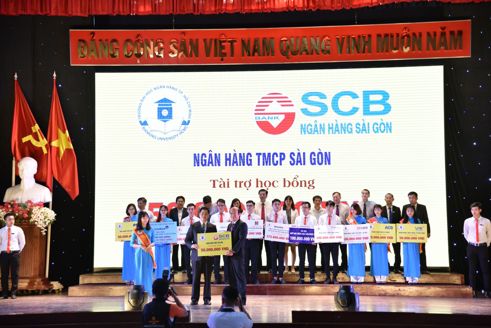 Ông Nguyễn Ngọc Sơn – Giám đốc Học viện SCB đã trao học bổng trị giá 50 triệu đồng cho “Quỹ học bổng BUH” của Trường Đại học Ngân hàng TP.HCM.
