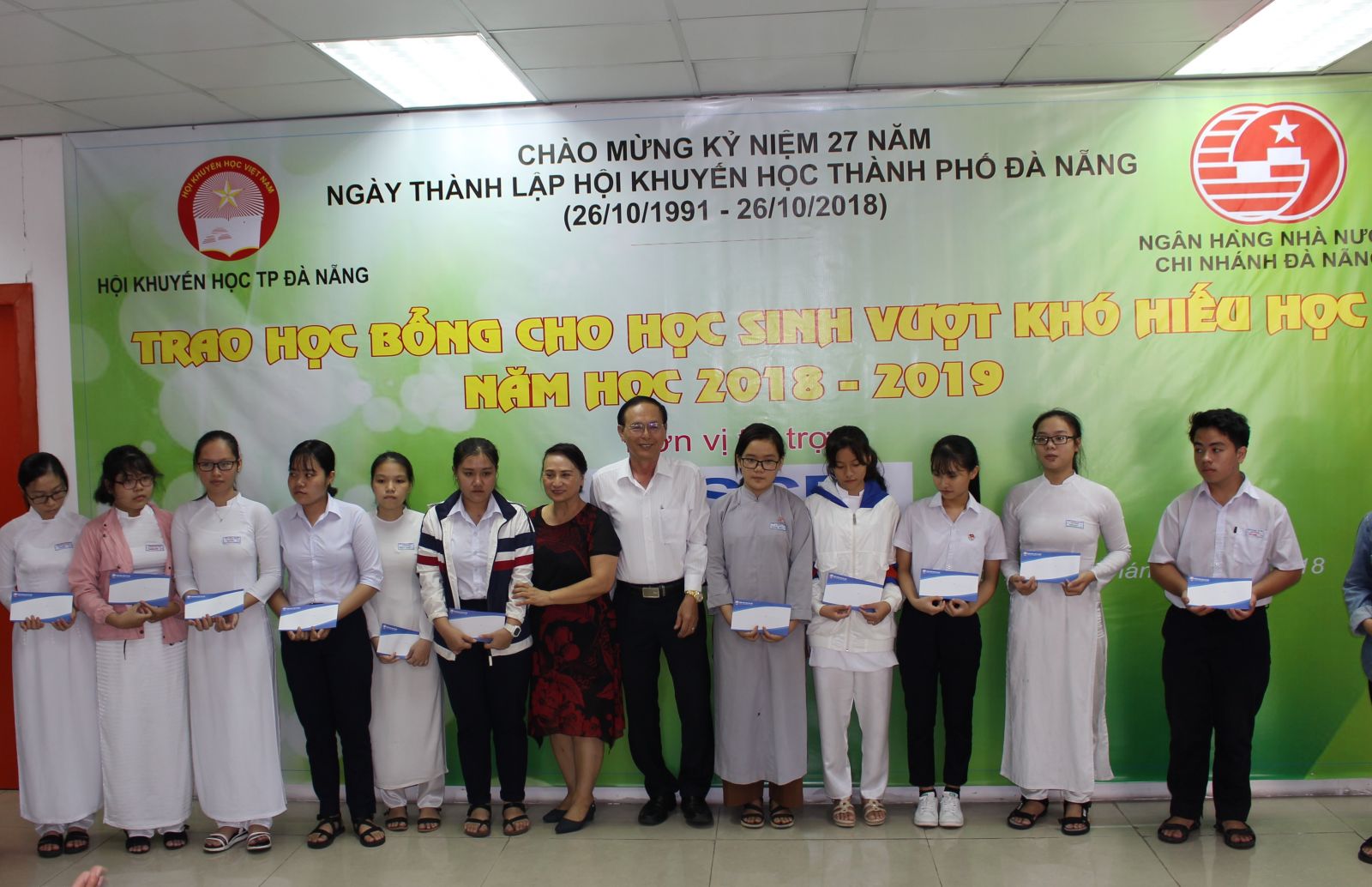 Bà Vũ Kim Dung – Giám đốc KV Miền Trung & Tây Nguyên trao học bổng cho các em học sinh vượt khó học giỏi.