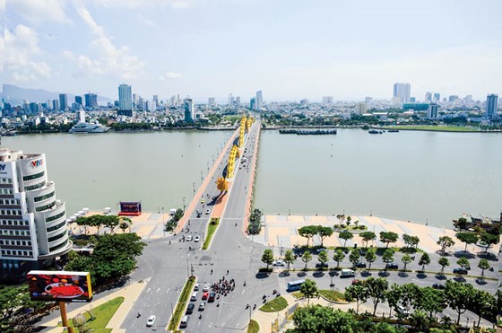 Kiến trúc nhà ống, hạ tầng giao thông đang gây áp lực cho Đà Nẵng trong quy hoạch đô thị tương lai. Ảnh: Hà Minh
