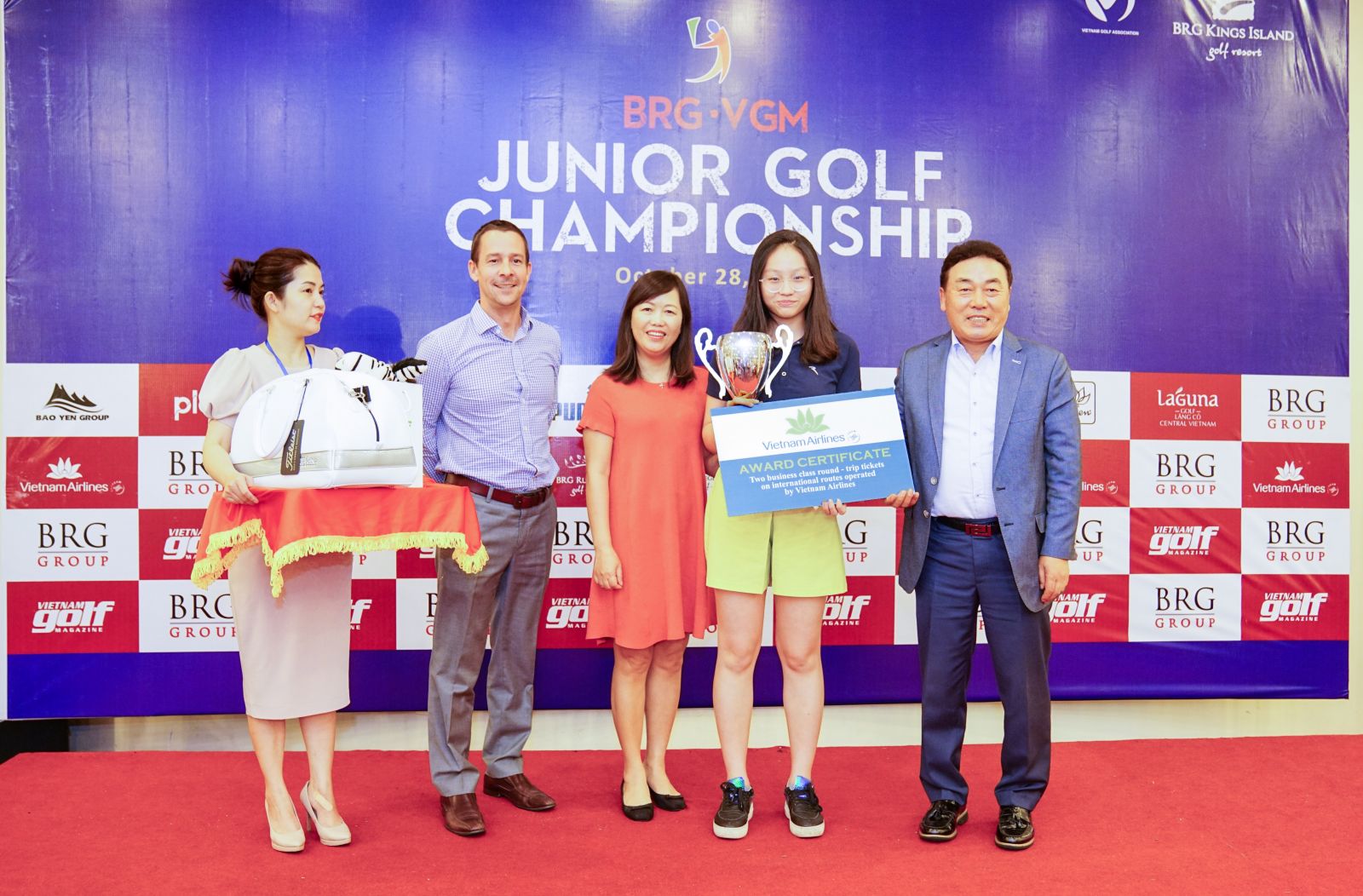 Ông Evans Mahoney – Giám đốc sân gôn BRG Kings Island Golf Resort và bà Vũ Vân Yến – Phó TBT Tạp chí Golf Việt Nam trao giải cho nhà vô địch Đoàn Xuân Khuê Minh.