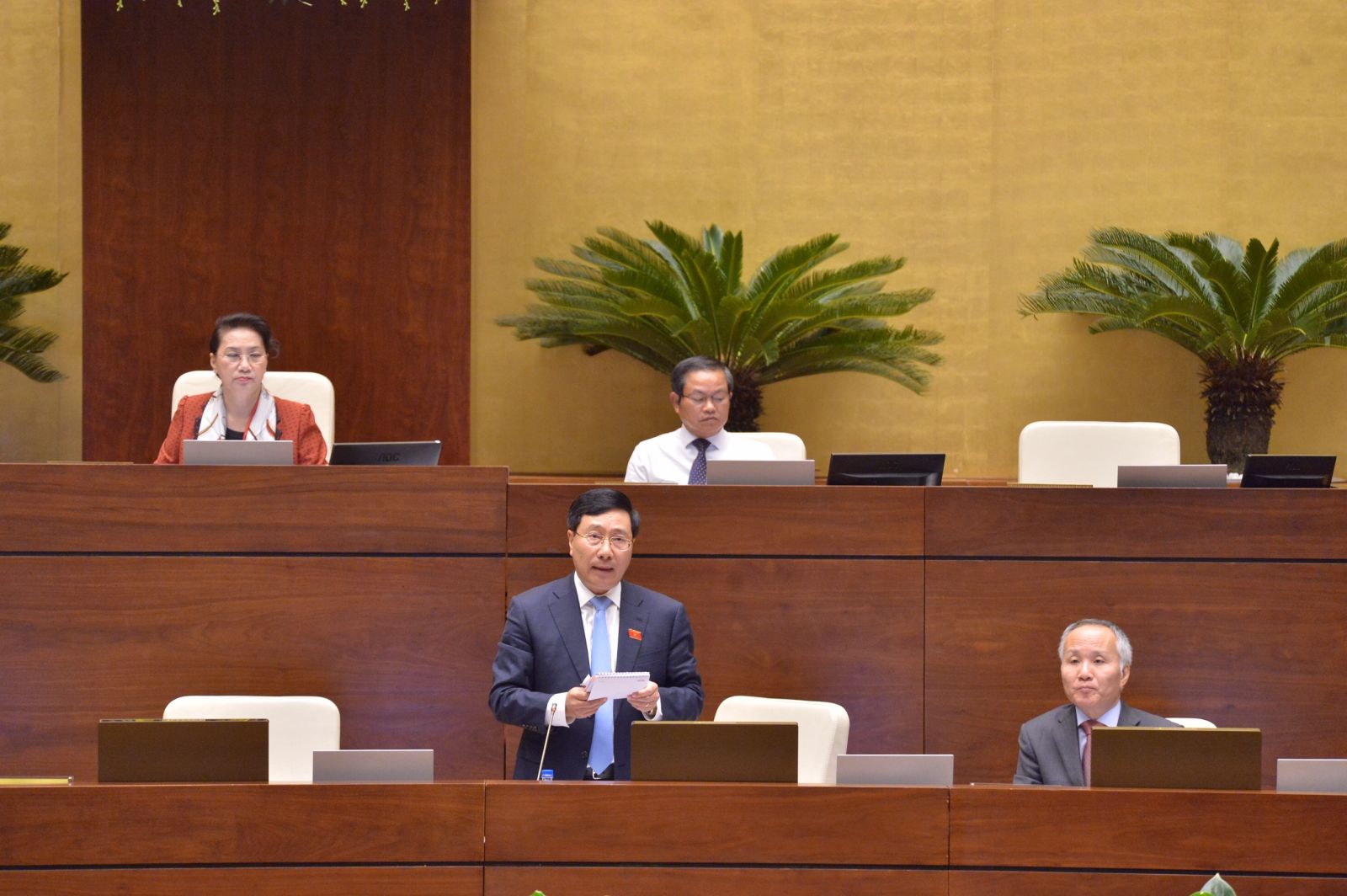 Phó Thủ tướng Phạm Bình Minh giải trình, làm rõ những vấn đề đại biểu Quốc hội quan tâm - Ảnh: VGP/Nhật Bắc